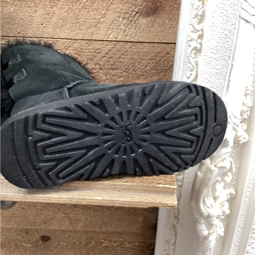 UGG Bailey Bow Black Suede Shearling Boots | Kids 3Y (Estimated) - Picture 4 of 8